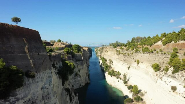 Le pont pi&eacute;ton du canal de Corinthe vers Corinthe, en Corinthie, dans le P&eacute;loponn&egrave;se, en Gr&egrave;ce, en &eacute;t&eacute;.