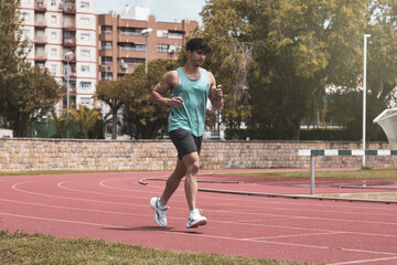 Obraz premium a strong boy doing sports on a running track