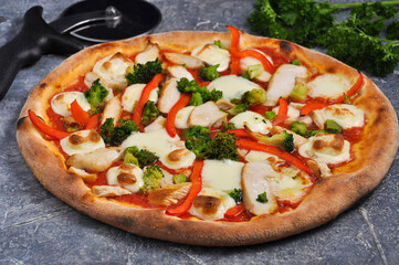 pizza with chicken, bell pepper, broccoli and mozzarella cheese