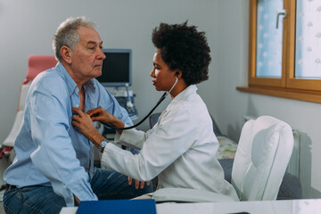 Obraz premium Female doctor examining a senior patient