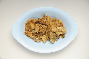 Crispy fish skin is good for appetizing.