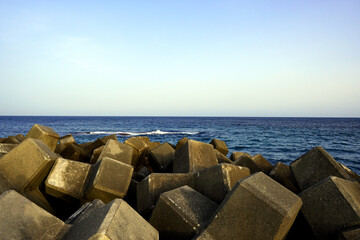 消波ブロック「テトラポッド」が積まれた防波堤と太平洋