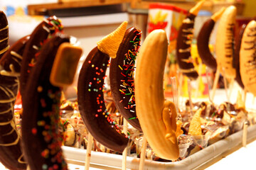 日本の祭りにかかせない縁日出店のチョコバナナ