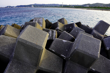 消波ブロック「テトラポッド」が積まれた防波堤と太平洋