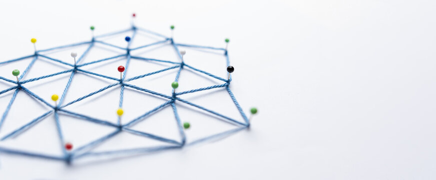 Netzwerk aus Stecknadeln mit vielen Verbindungen 