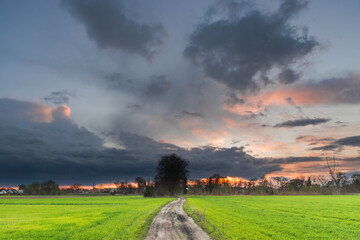 Wieczorne niebo z ciemnymi, deszczowymi chmurami. © boguslavus