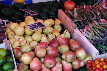 Étal de marché avec un assortiment de légumes et fruits bio
