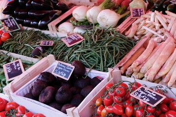 Étal de marché avec un assortiment de légumes bio