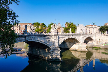 ローマ、テベレ川に架かるヴィットリオ・エマヌエーレ2世橋とサン・ピエトロ寺院のクーポラ