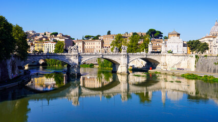 ローマ、テベレ川に架かるヴィットリオ・エマヌエーレ2世橋とサン・ピエトロ寺院のクーポラ