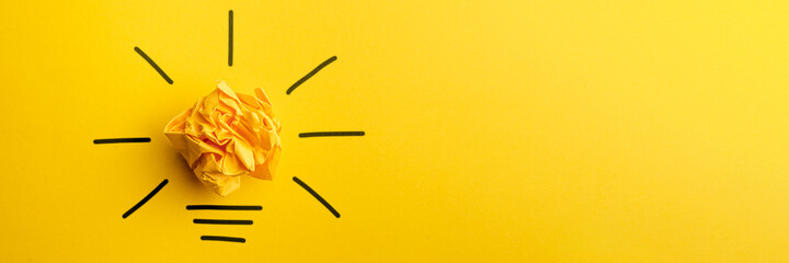 Gelbe Papierkugel als Idee - Glühbirne- Konzept