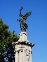 イタリア統一を記念したヴィットリオ・エマヌエーレ2世橋の両端に立つ「翼を持つ勝利の女神」