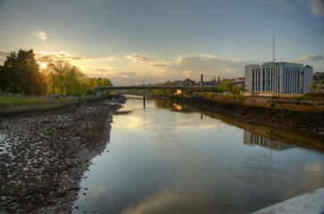 Fototapeta na wymiar sunset over the River Boyne