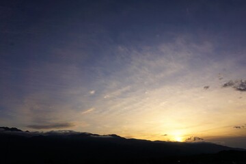 Fototapeta premium 夕日と山