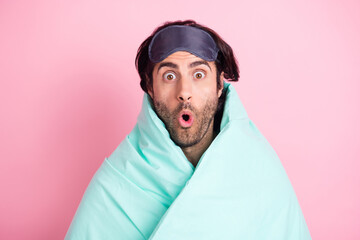 Photo of young funky funny crazy amazed man covered in blanket hear shocking news isolated on pink color background