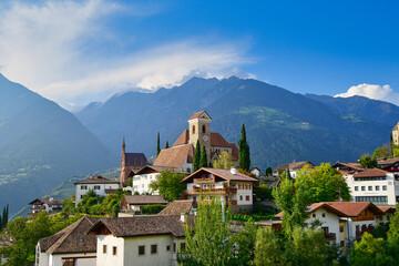 Fototapeta na wymiar Schenna in Südtirol, Italien, mit Bergpanorama im Hintergrund
