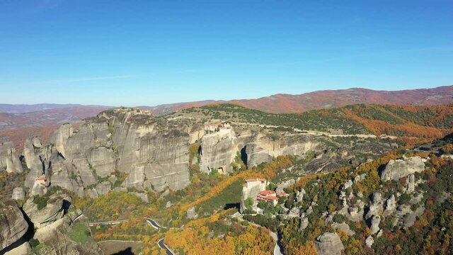 Une route serpente au milieu des m&eacute;t&eacute;ores vers Kalambaka, en Thessalie, en Gr&egrave;ce, en automne.