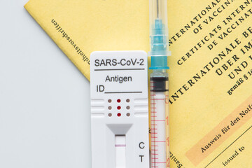Impfpass, Spritze und Selbsttest negativ