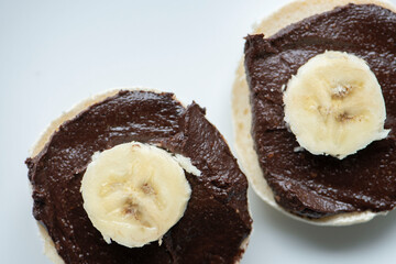 glutenfreie Semmel, selbstgemachte Haselnuss Creme mit Ahornsirup und einer Scheibe Banane