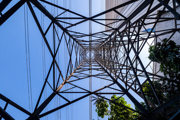 Visão inferior e interna de uma torre de transmissçao de energia