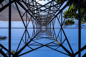 Visão inferior e interna de uma torre de transmissçao de energia