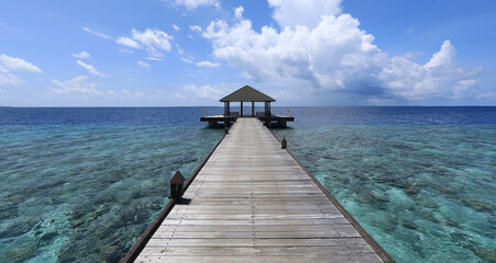Obraz na płótnie Canvas wooden pier at tropical island resort in Maldives