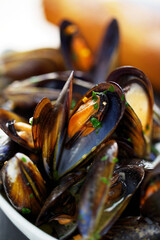 Miesmuscheln in Weißweinsud