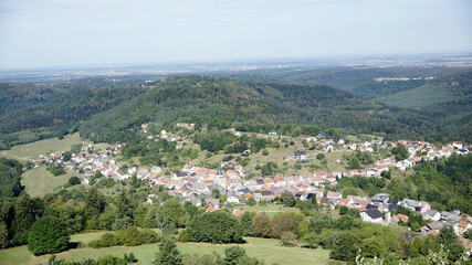 Fototapeta na wymiar Aussicht von der Dagsburg in Lothringen auf das Tal