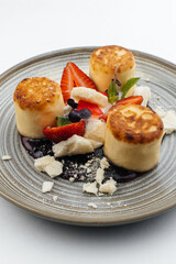 cheesecakes with strawberries