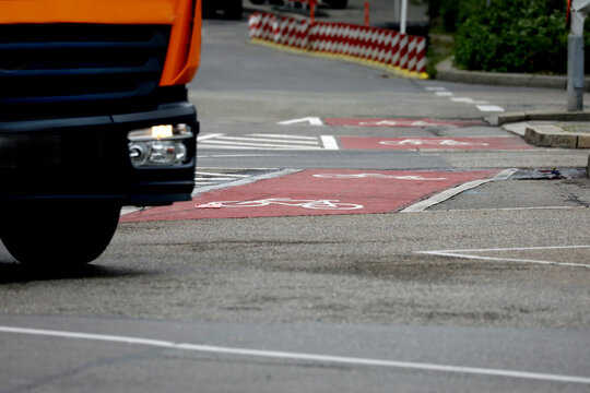 lkw f&auml;hrt &uuml;ber einen radweg in der stadt