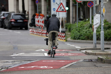 fahrradfahrer auf einem radweg richtung baustelle in der stadt