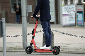 mann mit einem e-scooter in der stadt