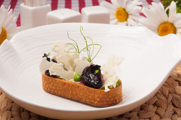 vegetable appetizer made of shortbread, cabbage, green peas and beets
