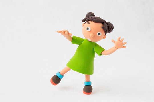 粘土の片手を上げる女の子