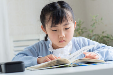本を読む女の子