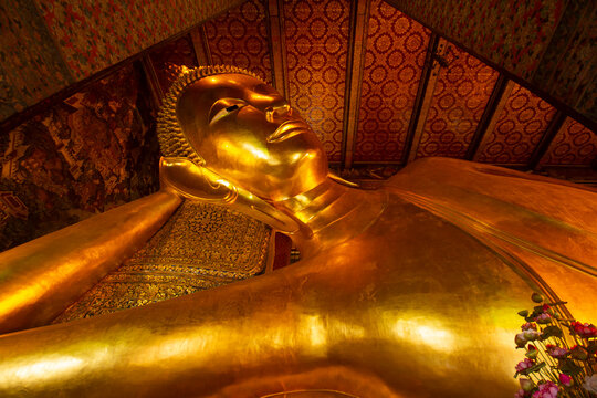 Big Gold Buddha in Wat pho Thailand