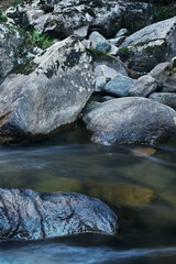 Fototapeta na wymiar 岩と透明な水
