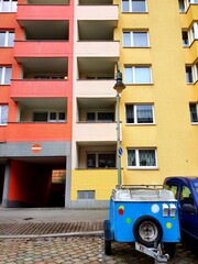 Fototapeta premium truck in front of a colourful house