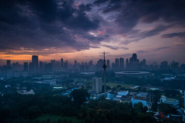 Obraz premium beautiful scenery of Jakarta skyline at sunrise 