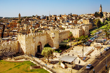 Jerusalem, Israel - 28 april 2021: The Damascus Gate is one of the main Gates of the Old City of Jerusalem © Kira