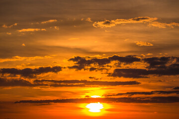 Sonnenuntergang und Wolkenhimmel
