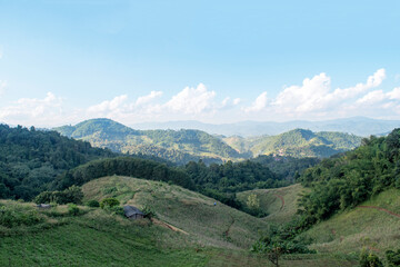 Naklejka premium Beautiful landscape view of green mountain and sky background