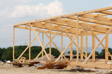 Holzrahmenbau, Industriehalle, blauer Himmel und Wolken