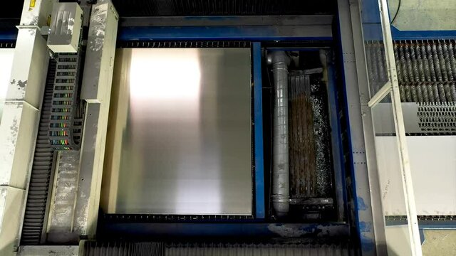 Stahlbau und Metallbau Handwerk - Roboter - Laserschneiden von Edelstahl Blech in Betrieb