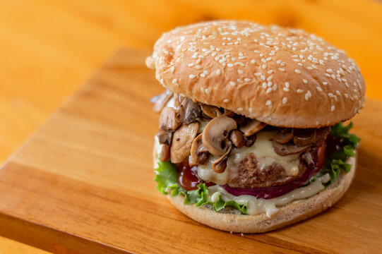 Hamburguesa Con Champiñones Queso Blanco Fundido Y Vegetales Frescos