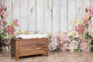 Interior con decoración floral de primavera y un banco baúl de madera vintage
