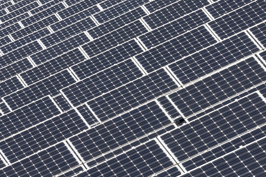 Ein gro&szlig;es Feld mit Photovoltaikmodulen zur Gewinnung von Solarstrom