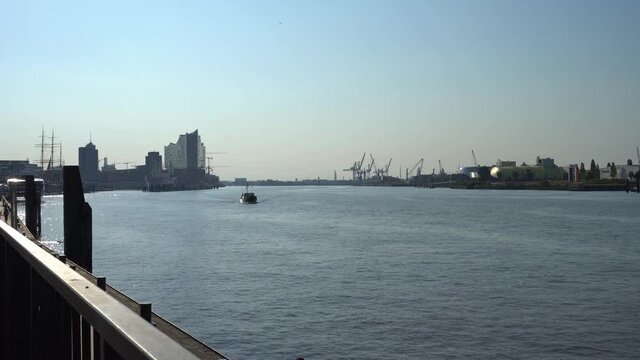 Hamburg Landungsbr&uuml;cken im Sommer am Morgen - Hamburger Hafen mit Blick auf die Elbe Richtung Hafencity