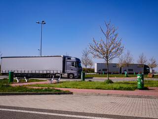 LKWs auf einem Rastplatz auf der Autobahn