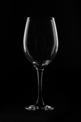 Copa de vino vacía con fondo negro darkmood 